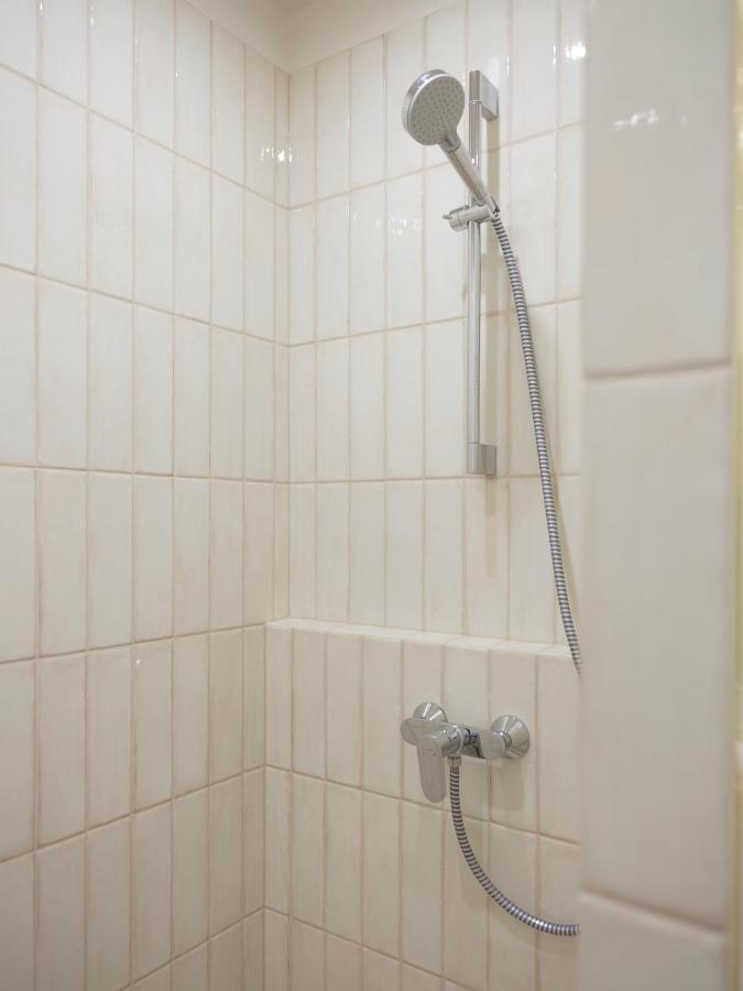 Miro Rooms Skolas - Quiet Chic, Free Parking, Self Check-In Riga Exterior foto