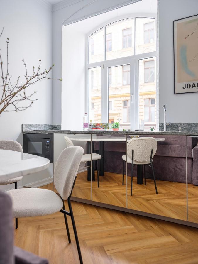 Miro Rooms Skolas - Quiet Chic, Free Parking, Self Check-In Riga Exterior foto