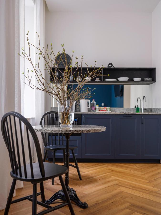 Miro Rooms Skolas - Quiet Chic, Free Parking, Self Check-In Riga Exterior foto